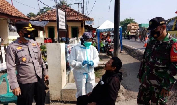 Penyekatan di Karawang Berubah Jadi Pemeriksaan saat Arus Balik Mudik Lebaran 2021