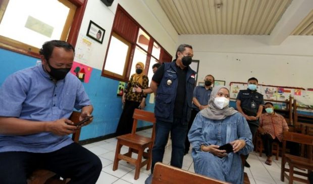 Persiapan PTM, Pemkot Bandung Pastikan Vaksinasi TPK Sesuai Target