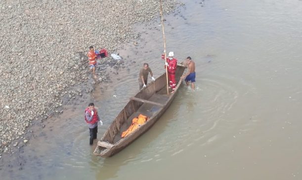 Personel Polres Banjar dan Warga Bersama BPBD Kota Banjar Evakuasi Penemuan Mayat di Sungai Citanduy