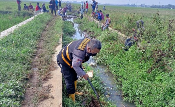 Personel Polresta Bandung Bantu Petani Perbaiki Saluran Irigasi