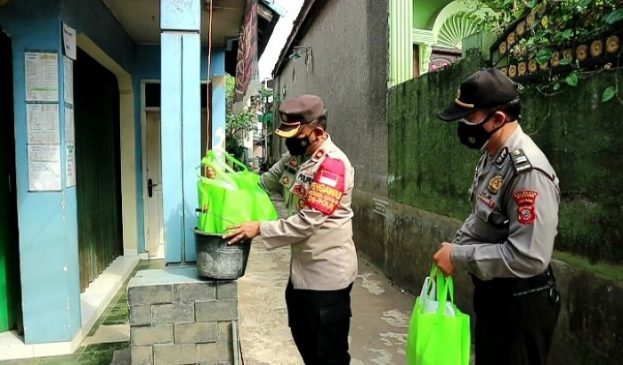 Personel Polresta Bandung Berikan Bantuan Sembako Kepada Satu Keluarga yang Diisolasi