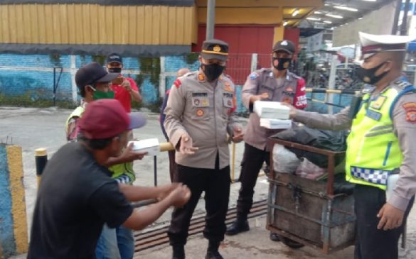 Personel Polresta Bandung Beserta Jajaran Bagikan Nasi Kotak Kepada Warga