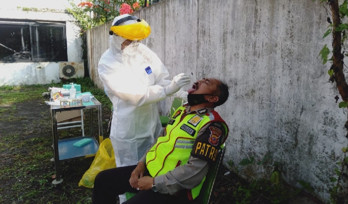 Personel Polresta Bandung dan Koramil Tes Swab di Puskesmas Pameungpeuk