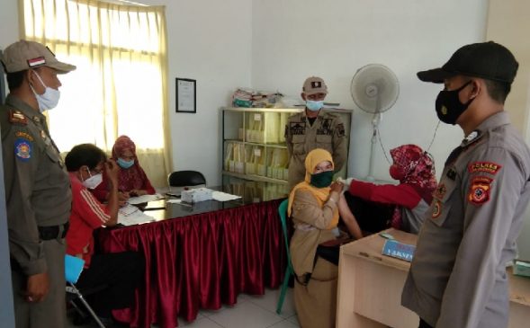 Polres Majalengka Laksanakan Pengamanan Pelaksanaan Vaksinasi Bagi Guru SD dan TK
