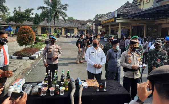 Polres Tasikmalaya Kota Musnahkan Ribuan Botol Miras, Narkoba dan Knalpot Bising