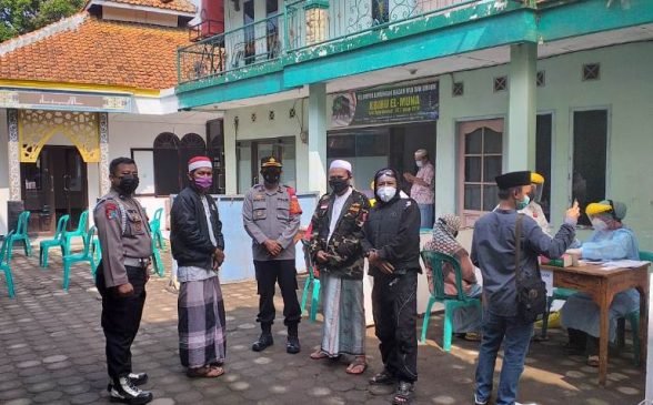 Polresta Bandung Pantau dan Monitoring Ratusan Santri Lirboyo Jalani Test Swab di Ponpes Bustanul Wildan Cileunyi