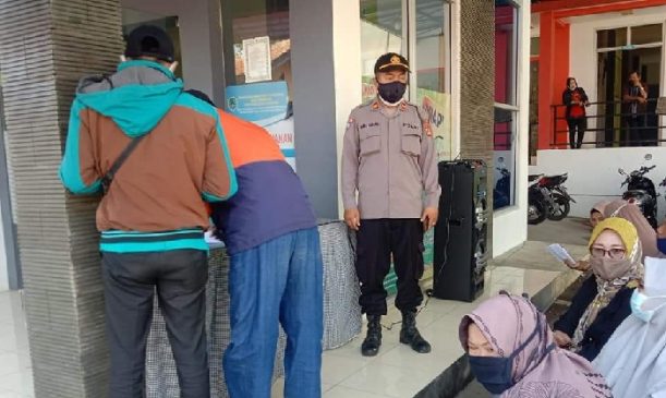 Polsek Banjaran Polres Majalengka Monitoring Vaksinasi Bagi Guru SD Dan Manula