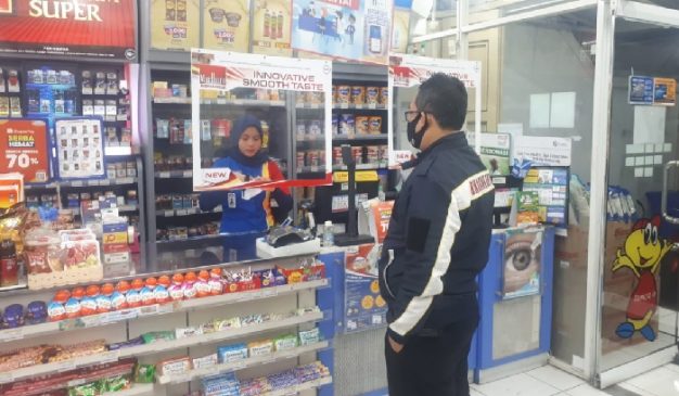 Sambangi Karyawan Minimarket, Binmas Polresta Bandung Sampaikan Pesan Kamtibmas dan Tekankan Prokes