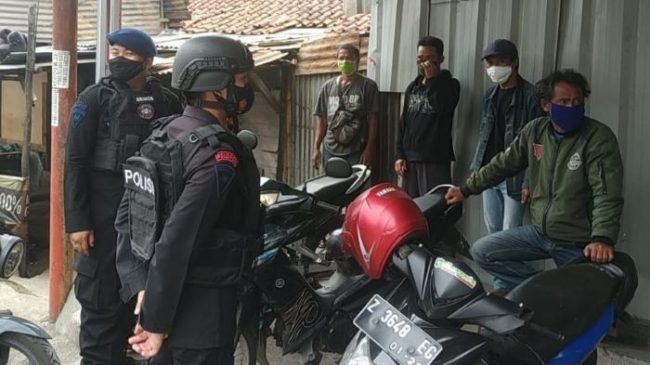 Sat Brimob Polda Jabar Imbau Pengendara Ojek Caringin Terapkan Prokes saat Bekerja