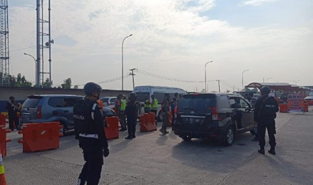 Sat Brimob Polda Jabar Amankan Operasi Ketupat Lodaya Sekitar Tol Palimanan