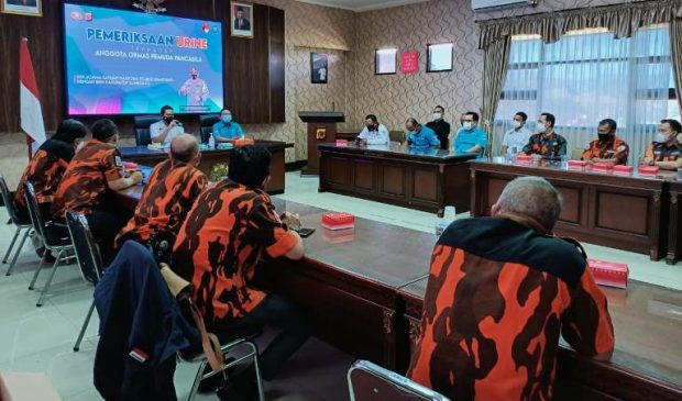 Sat Narkoba Polres Sumedang dan BNN Lakukan Tes Urine Terhadap 18 Anggota Ormas PP