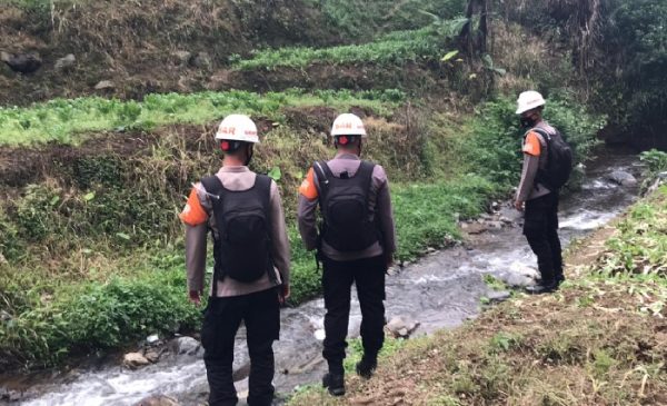 Tim SAR Sat Brimob Polda Jabar Pantau Debit Air Sungai Sukatani Guna Antisipasi Banjir