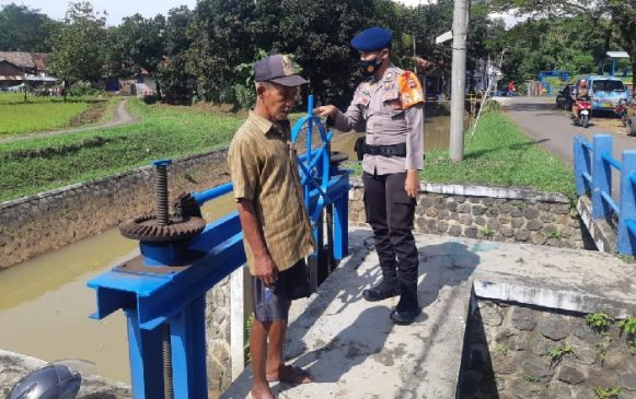 Upaya Tanggap Banjir, Sat Brimob Polda Jabar Cek Saluran Irigasi Sungai Wanasaba