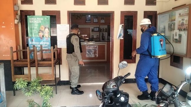 Anggota Sat Brimob Polda Jabar Semprot Disinfektan Kantor Desa Sayang