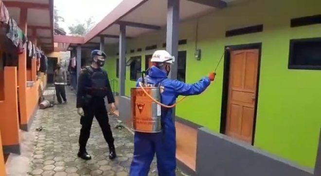 Anggota Sat Brimob Polda Jabar Semprot Disinfektan di Kost-Kostan Jatinangor