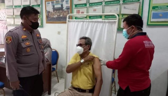 Berikan Motivasi, Polres Majalengka Polda Jabar Laksanakan Pengamanan Vaksinasi Lansia dan Disabilitas