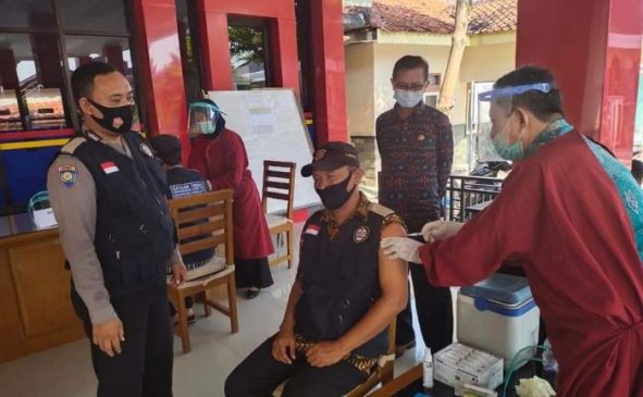 Bhabinkamtibmas Polres Majalengka Monitoring Kegiatan Vaksinasi Covid-19 Untuk Pelayanan Publik dan Lansia Tahap II