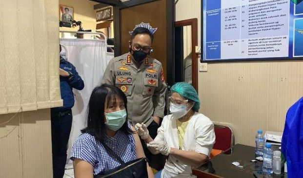 Cegah Penyebaran Covid-19, Polrestabes Bandung Laksanakan Vaksinasi Massal