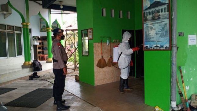 Cegah Penyebaran Virus Covid-19, Sat Brimob Polda Jabar Semprotkan Disinfektan Ke Masjid Al – Yusro Winong