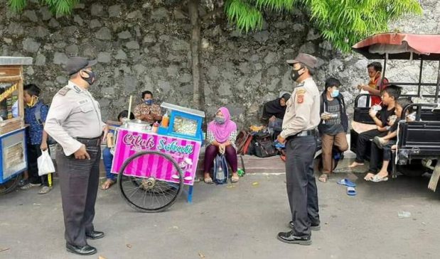 Jajaran Polres Majalengka Polda Jabar Tegur Warga yang Tak Gunakan Masker