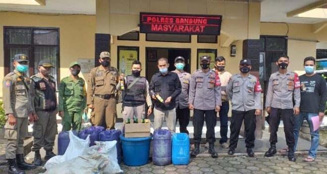 Jajaran Polresta Bandung Bersama Sat Pol PP Kec. Pacet Laksanakan Razia Miras