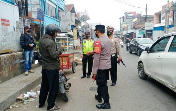 Jajaran Polresta Bandung Laksanakan Ops Yustisi dan Prokes di Sekitar Dangdeur Rancaekek