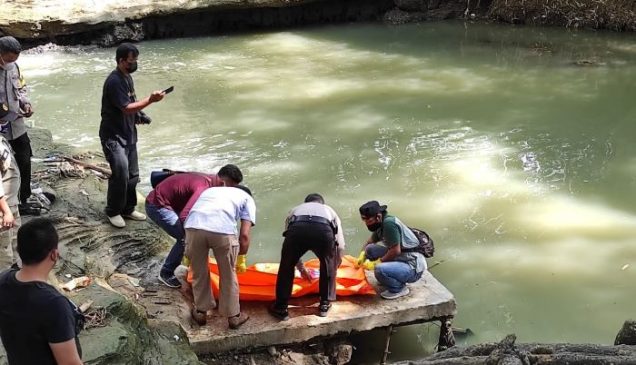Jajaran Polres Ciko Polda Jabar Evakuasi Korban Tenggelam di Kali