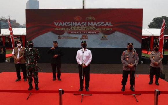 Jelang HUT Bhayangkara, Panglima TNI, Kapolri dan Menkes, Tinjau Vaksinasi Massal