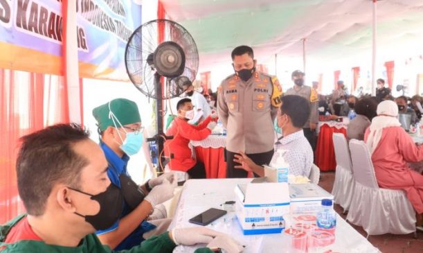 Kabid Humas Polda Jabar : Menuju Indonesia Tangguh, Polres Karawang Polda Jabar Gelar Vaksinasi Massal