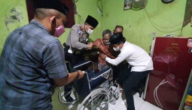 Kapolres Ciko Polda Jabar Berikan Kursi Roda kepada Lansia Lumpuh