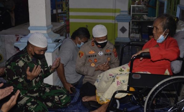 Kapolres Ciko Polda Jabar dan Dandim 0614 Kota Cirebon Berikan Bansos Kursi Roda