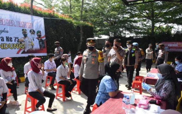 Kapolresta Bandung Pantau Pelaksanaan Vaksinasi Massal Di PT. Sinar Runnerindo