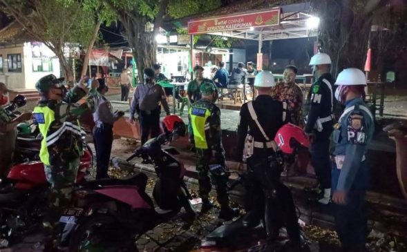 Patroli Gabungan TNI – Polri – Pol PP, Sisir dan Himbau Warga Untuk Bubar dari Kerumunan di Wilkum Polres Ciko Polda Jabar