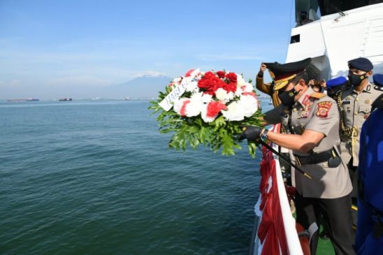 Peringati Hari Bhayangkara ke-75, Kapolda Jabar Tabur Bunga di Laut Pelabuhan Cirebon