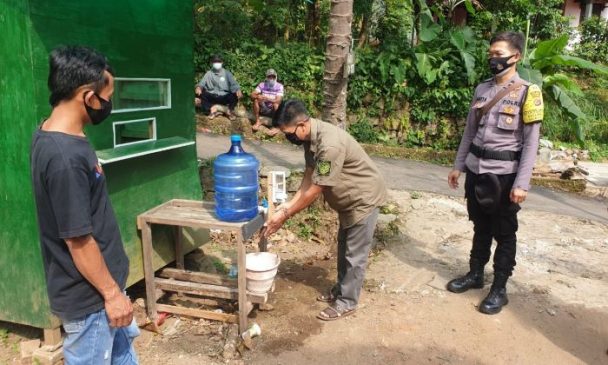 Personel Polres Majalengka Himbau Masyarakat Taat Prokes Cegah Covid-19 di Kawasan Wisata Situ Janawi