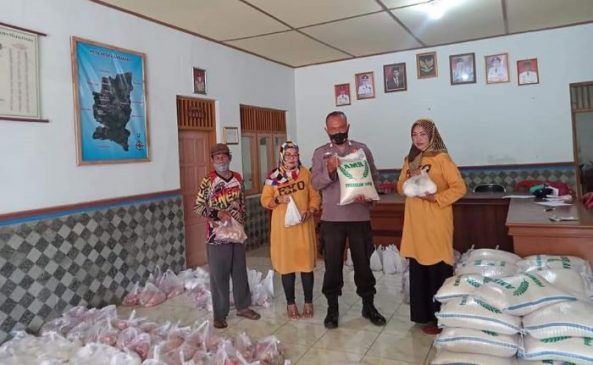 Personel Polres Majalengka Monitoring Penyaluran BPNT di Desa Binaan