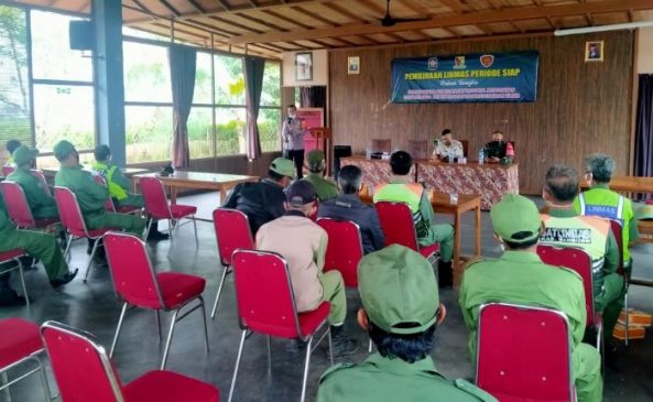 Personel Polresta Bandung Berdayakan Linmas Sosialisasikan Vaksinasi Covid-19