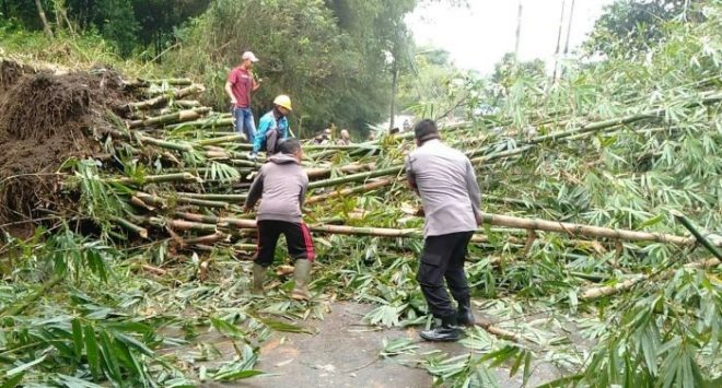 Personel Polresta Bandung Bersama Warga Evakuasi Pohon Tumbang