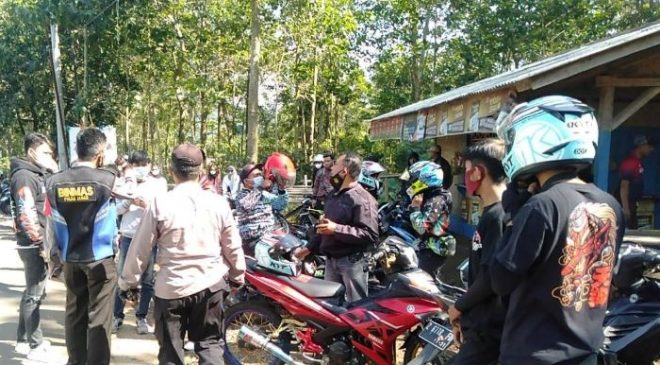Personel Polresta Bandung Polda Jabar Bubarkan Acara Club Motor di Sepanjang Jalan Raya Cijapati