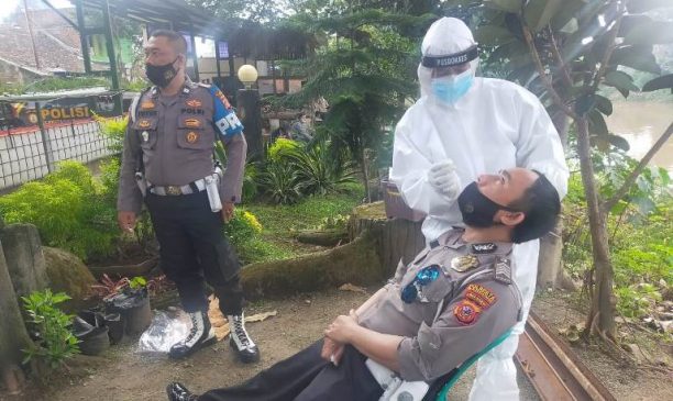 Personel Polsek Katapang dan PHL Lakukan Rapid Test Antigen