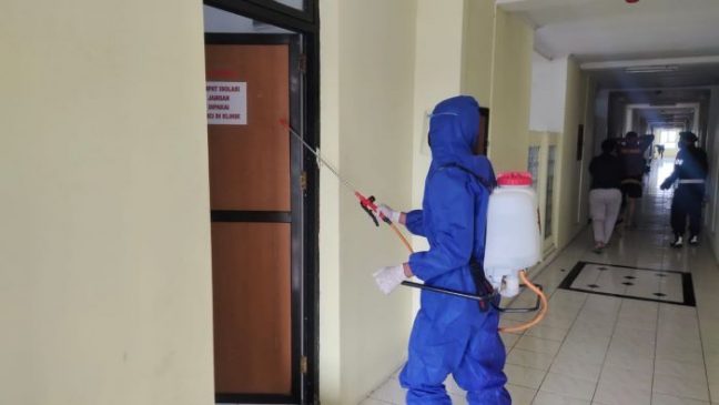 Personel Sat Brimob Polda Jabar Sterilkan Asrama dengan Disinfektan