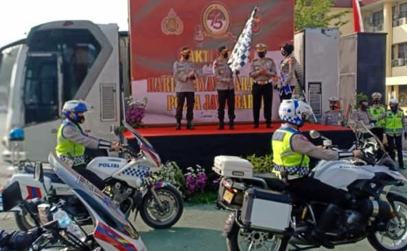 Sambut HUT Bhayangkara ke-75, Polda Jabar Baksos Bagikan Ribuan Sembako