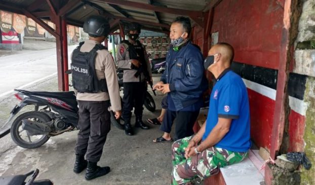 Sampaikan Prokes, Anggota Sat Brimob Polda Jabar Sambangi Pangkalan Ojek Tarigu