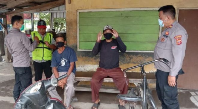 Sat Binmas Polres Majalengka Bagikan Masker Gratis ke Tukang Ojek