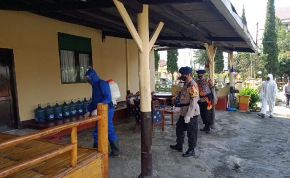 Sat Brimob Polda Jabar Semprotkan Disinfektan di Lingkungan Asrama