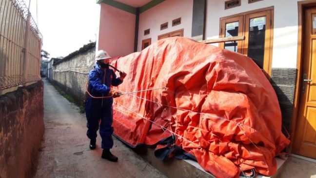 Sat Brimob Polda Jabar Semprotkan Disinfektan di Lingkungan Desa Sayang