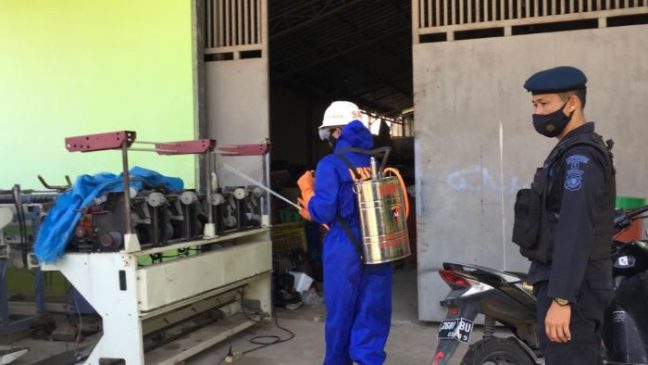 Sat Brimob Polda Jabar Semprotkan Disinfektan di Lingkungan Perumahan Jatinangor