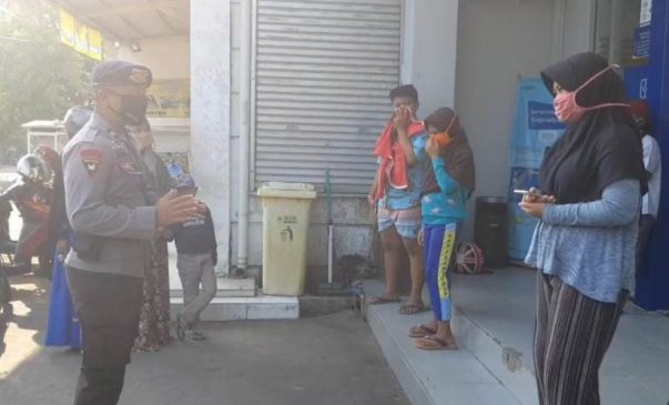 Sat Brimob Polda Jabar Sosialisasikan Kebijakan Pemerintah Tentang PPKM kepada Warga Talun
