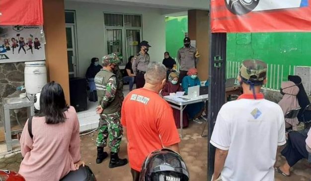 Sinergi Bhabinkamtibmas Polres Majalengka Bersama Babinsa Berikan Motivasi Kepada Lansia saat Vaksinasi