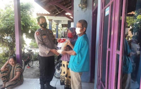 Bantu Warga Terdampak Covid-19, Polri Bagikan Bansos di Masa PPKM Darurat Level 4